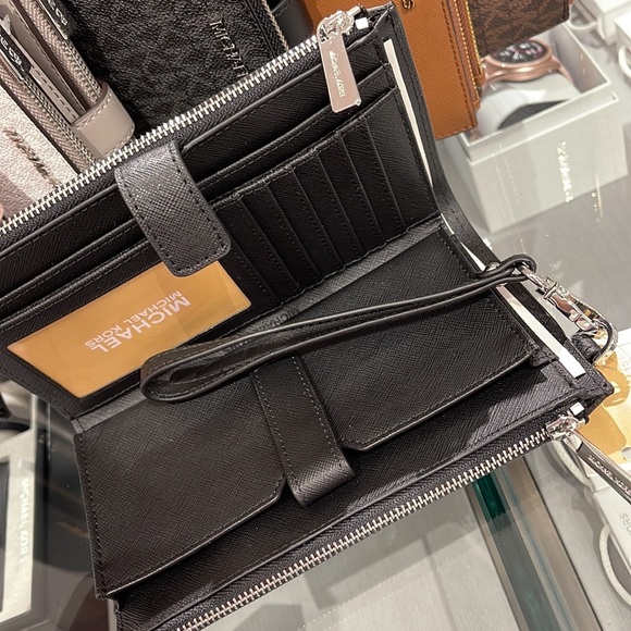 MICHAEL KORS LARGE DOUBLE ZIP WRISTLET WALLET PHONE CASE CLUTCH 
Black - Picture 9 of 16